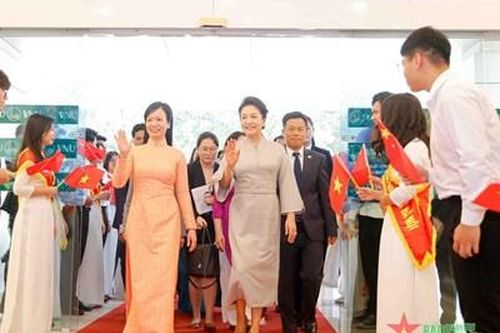 Phu nhân Chủ tịch nước Võ Văn Thưởng và phu nhân Tổng Bí thư, Chủ tịch Trung Quốc Tập Cận Bình giao lưu với sinh viên
