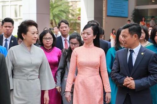Phu nhân Chủ tịch nước Võ Văn Thưởng và phu nhân Tổng Bí thư, Chủ tịch Trung Quốc Tập Cận Bình giao lưu với sinh viên