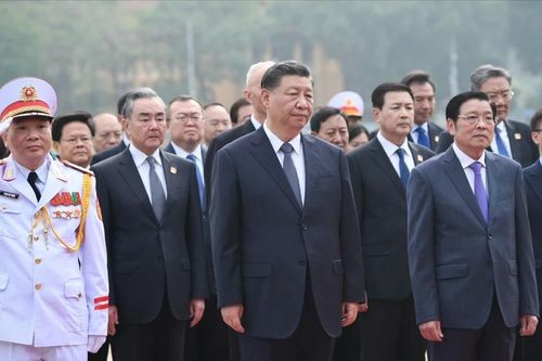 Tổng Bí thư, Chủ tịch nước Trung Quốc Tập Cận Bình đặt vòng hoa và vào Lăng viếng Chủ tịch Hồ Chí Minh