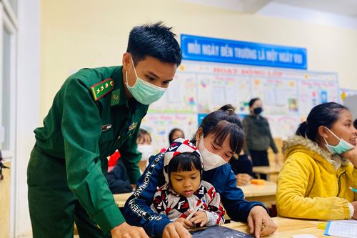 Chiến sĩ quân hàm xanh nỗ lực gieo chữ, xóa mù trên địa bàn biên giới