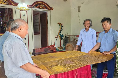 Dòng họ bảo quản tráp gỗ hơn 100 năm mới biết chứa báu vật vua ban
