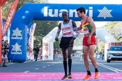Giải Malaga marathon 2023: VĐV Tây Ban Nha dìu, nhường VĐV Kenya về đích trước