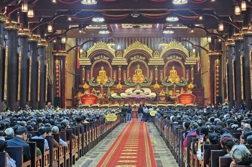 Hàng ngàn phật tử dự đại lễ tưởng niệm 715 năm Phật hoàng Trần Nhân Tông nhập niết bàn