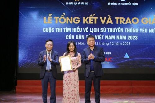 Trao giải cuộc thi 'Tìm hiểu về lịch sử truyền thống yêu nước của dân tộc Việt Nam'
