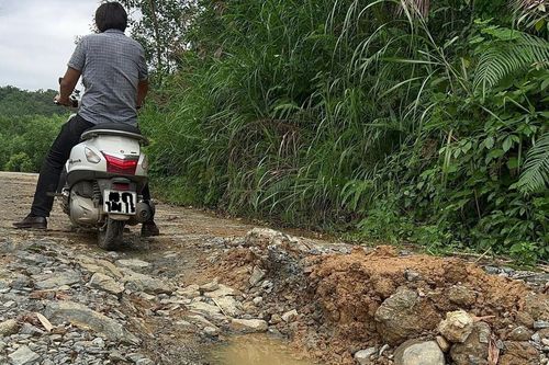 Thừa Thiên Huế: Đường vào khu tái định cư Cu Mực - Căn Hoa hư hỏng nghiêm trọng