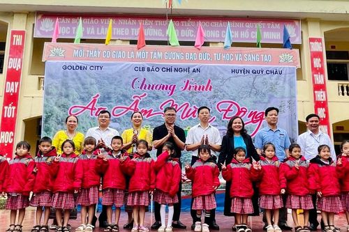Mang áo ấm đến học sinh miền núi xứ Nghệ những ngày đông cuối năm