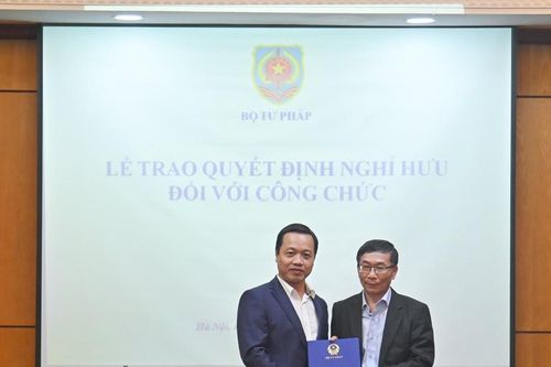 Thứ trưởng Trần Tiến Dũng trao Quyết định nghỉ hưu cho lãnh đạo Vụ các vấn đề chung về xây dựng pháp luật