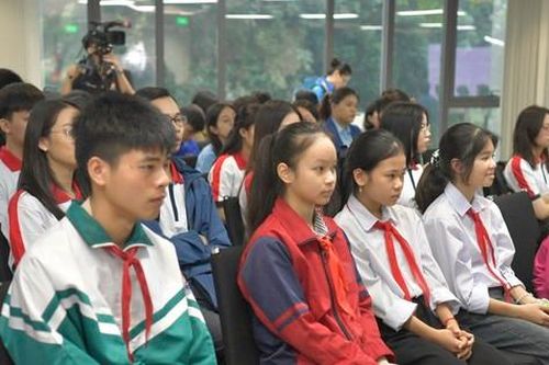 Trao 200 suất học bổng cho học sinh, sinh viên có hoàn cảnh khó khăn