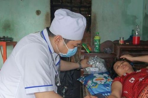 Mới nhất chuyện nữ sinh lớp 9 'bom hàng': Bác sĩ đến nhà khám, đưa bệnh nhân đi điều trị
