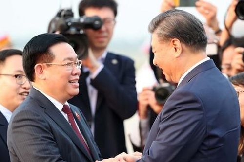 Chuyên cơ chở Tổng Bí thư, Chủ tịch nước Trung Quốc Tập Cận Bình và Phu nhân rời thủ đô Hà Nội