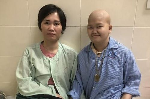 Mẹ khẩn cầu xin giữ lại đôi chân cho con gái mắc bệnh ung thư xương