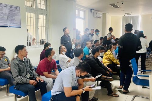 Người dân đổ dồn đi đổi giấy phép lái xe A1, A2 vì nghe tin đồn thất thiệt