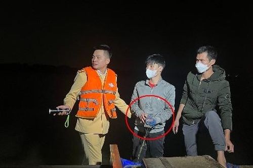 Bắt tàu 'cát tặc' trên sông Hồng, có vòi hút điều khiển từ xa
