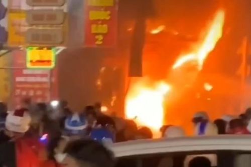 Cháy ngùn ngụt cửa hàng đồ 'mẹ và bé', nhiều người ôm tài sản tháo chạy