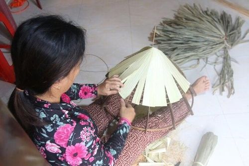 Làng nón trăm năm băn khoăn tìm người 'nối nghề'
