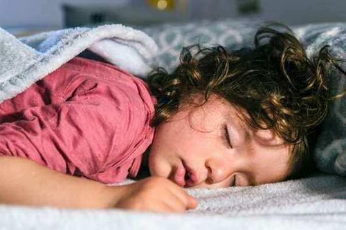 Trẻ đá chăn khi ngủ chưa hẳn do nóng mà xuất phát từ 4 điều này