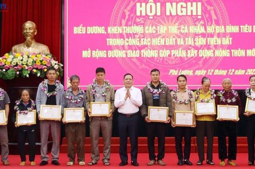 Huyện Phú Lương: Tôn vinh tập thể, cá nhân tiêu biểu trong hiến đất xây dựng nông thôn mới