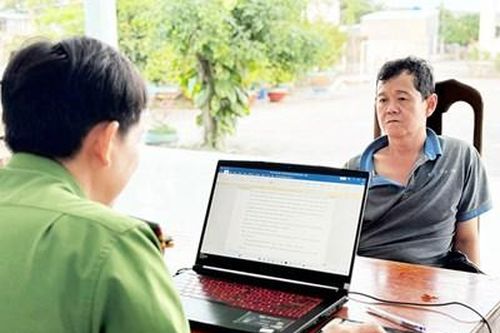 Mâu thuẫn tình cảm, chồng ra tay sát hại vợ trên đường