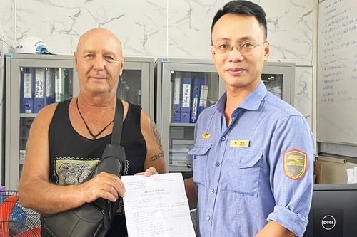 Trả lại hơn 52 triệu đồng cho hành khách nước ngoài bỏ quên trên tàu SE-2
