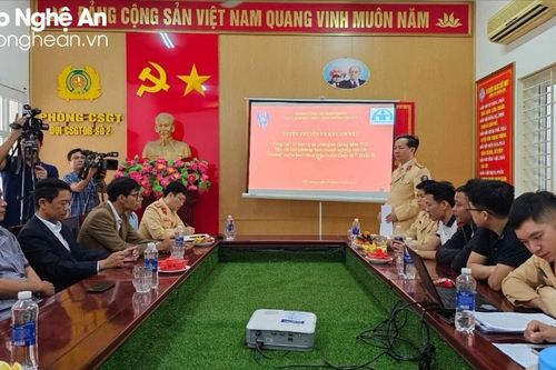 Các doanh nghiệp vận tải trên Quốc lộ 7 ký cam kết thực hiện quy định về an toàn giao thông