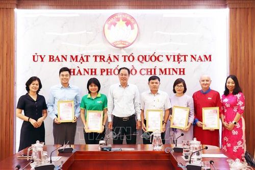 Tiếp nhận kinh phí ủng hộ hoạt động chăm lo người nghèo đón Tết Nguyên đán