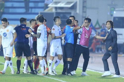 HLV Gong Oh Kyun thoát án phạt sau va chạm với Văn Kiên