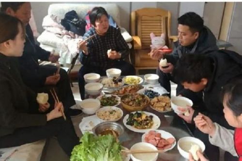 Vì sao người xưa nói: 'Ăn tránh ba, đũa tránh năm, tiệc tránh sáu?'