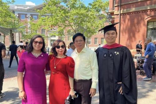 5 bí quyết của ông bố Việt giúp 2 con đỗ Thạc sĩ Harvard: Không biến trẻ thành 'gà công nghiệp', trước 18 tuổi nhất định phải làm điều này