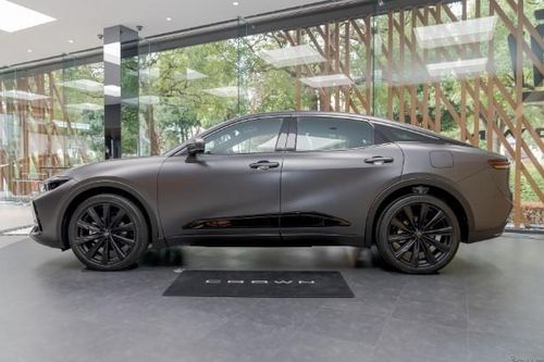 'Sedan gầm cao' Toyota Crown ra mắt phiên bản đặc biệt với màu sơn ngoại thất mê hoặc