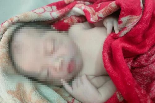 Bé trai vừa cắt dây rốn bị bỏ rơi ở ven đường, tình trạng lúc tìm thấy khiến ai cũng xót xa