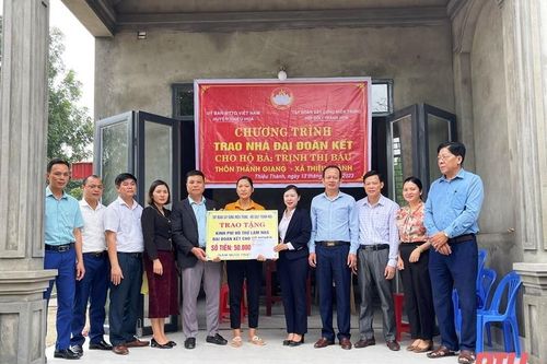 Trao tiền hỗ trợ xây dựng nhà Đại đoàn kết cho 4 hộ nghèo huyện Thiệu Hóa