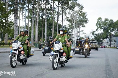 Đảng lãnh đạo tuyệt đối, trực tiếp về mọi mặt đối với quân đội và công an