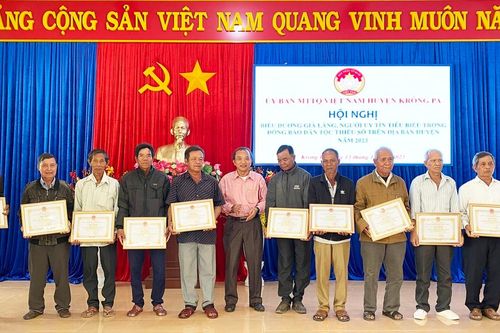 Krông Pa: Khen thưởng 19 già làng, người uy tín tiêu biểu trong đồng bào DTTS