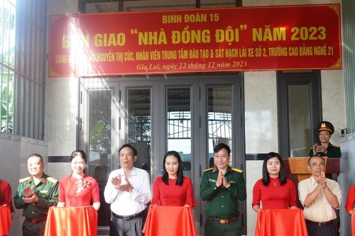 Bàn giao 'Nhà đồng đội' cho viên chức Quốc phòng có hoàn cảnh khó khăn