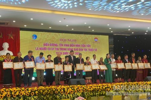 Lạng Sơn có 26 người có uy tín được biểu dương, khen thưởng tại hội nghị tôn vinh người có uy tín trong đồng bào dân tộc thiểu số toàn quốc