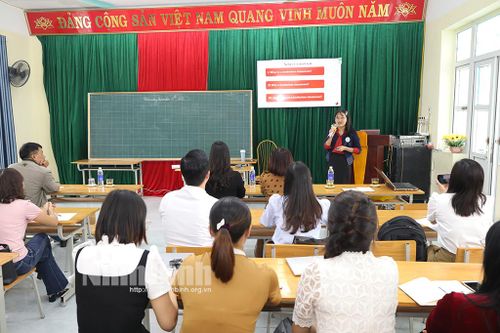 Bồi dưỡng kết nối 'Lớp học tiếng Anh không biên giới' và dạy học phát triển năng lực học sinh tiểu học