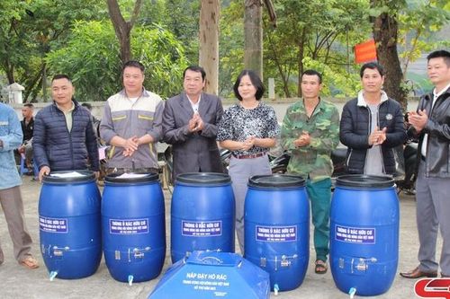 Bàn giao vật tư xử lý rác thải sinh hoạt nông thôn cho nông dân xã Chiềng Cọ