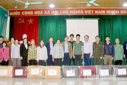 Ban Dân vận Tỉnh ủy tổ chức '3 cùng' và tặng quà gia đình chính sách xã Kiên Đài