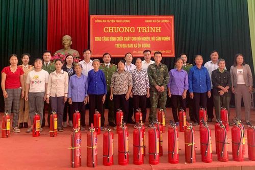 Phú Lương: Trao trên 600 bình chữa cháy cho hộ nghèo
