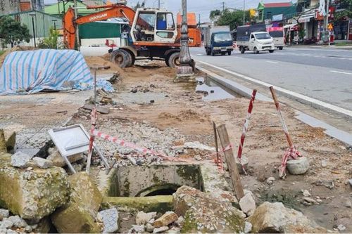 Nâng cấp vỉa hè QL1A đoạn qua Hương Thủy: Thi công ì ạch, không đảm bảo an toàn