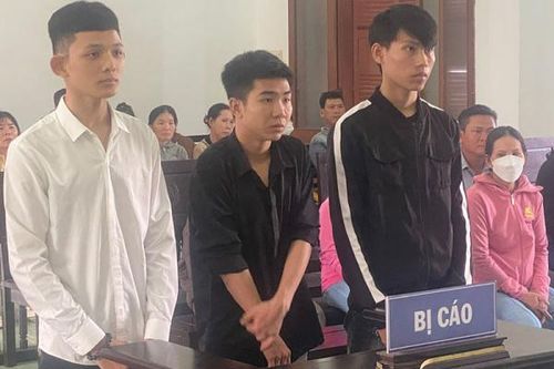 Cùng đi xem đánh nhau, 4 thanh niên lao vào hỗn chiến