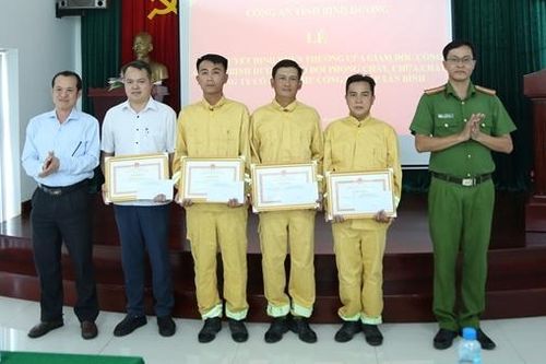 Nhiều tập thể, cá nhân được khen thưởng vì có thành tích xuất sắc trong chữa cháy
