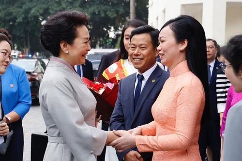 Phu nhân Tổng Bí thư, Chủ tịch Trung Quốc và Phu nhân Chủ tịch nước Việt Nam thăm Đại học Quốc gia Hà Nội