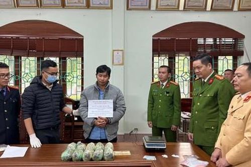Bắt quả tang trưởng ban công tác Mặt trận mang gần 10 kg ma túy đi tiêu thụ