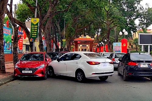 'Đứng hình' trước tình huống đạp ga của tài xế ô tô