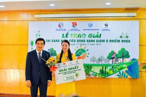 Nhóm giáo viên giành giải nhất thi Sáng kiến tiêu dùng xanh, giảm ô nhiễm nhựa