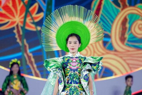 Sau ồn ào phát ngôn đời tư, Nam Em tự tin trình diễn áo dài trên sân khấu