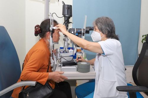 'Nghiện' điện thoại - Nhanh lão hóa mắt ở người già