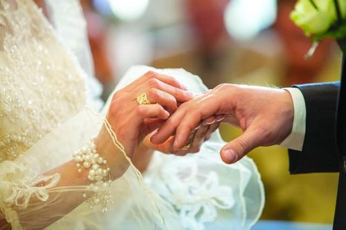 Tính toán của người phụ nữ khi lấy chồng đại gia lớn hơn tận 20 tuổi