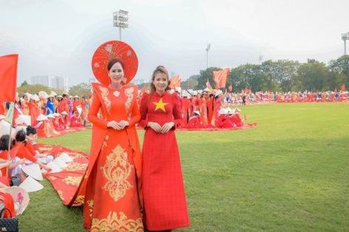 NTK Hoàng Ly mang áo dài kỷ lục cùng hàng nghìn người xếp hình bản đồ Việt Nam tại sân Mỹ Đình